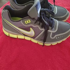 Ladies Nike Tennis shoes,, sz. 10